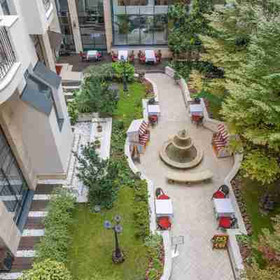 Queen's Court Hotel & Residence Hotel Exterior