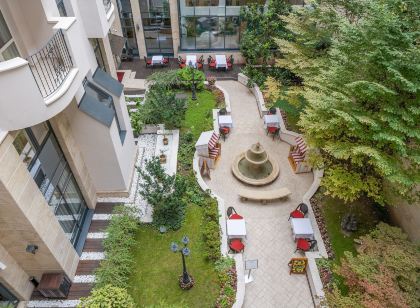 Queen's Court Hotel & Residence