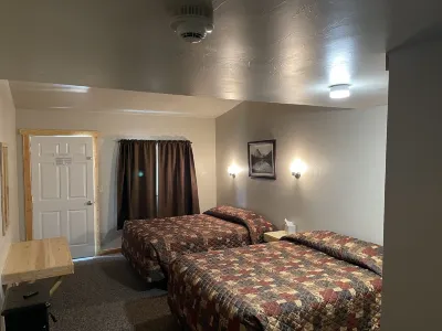 Hooks Hideaway Motel Hotels near Apikuni Falls