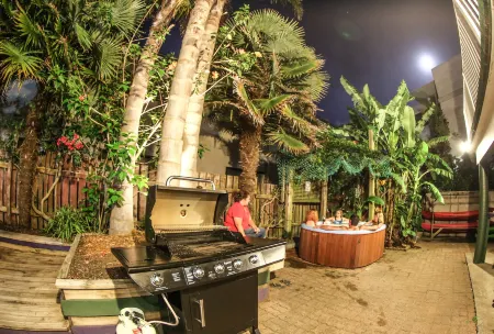 Centabay Lodge and Backpackers