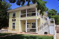 Bowen Motel Hotels near Bret Edge Photography Gallery