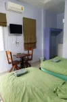 PT House Resort Hotels near Wat Soi Khiri