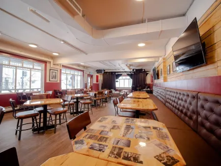 Party Hostel- Canmore Hotel Hostel