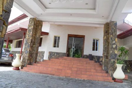 The Cape Hotel Отели в г. Грэйтер Монровия