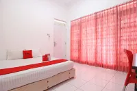 RedDoorz near Terminal Tirtonadi Hotel di Kecamatan Banjarsari