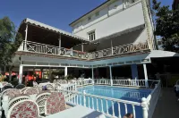 Sun Kiss Hotel - Beach