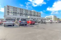 Holiday Inn Resort OCEANFRONT @ SURFSIDE BEACH by IHG - parking