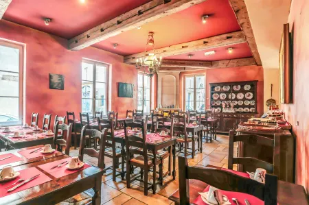 Hôtel du Théâtre Centre Historique Parking Souterrain Gratuit Отели в г. Лонжевиль-ле-Мец