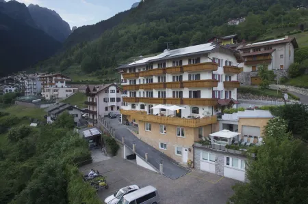 Hotel Olympia Отели рядом с достопримечательностью «Lake Molveno»