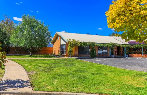 納拉庫特鄉村路汽車旅館