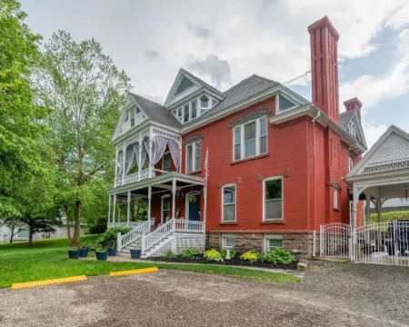 Hatch House Bed & Breakfast Hotels in Towanda