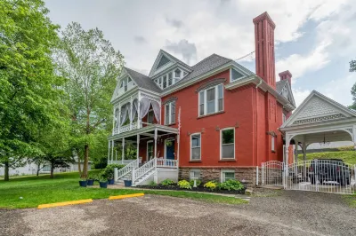 Hatch House Bed & Breakfast Hotels in Towanda
