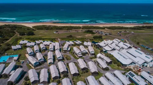 Caves Coastal Bar & Bungalows Hotels in Caves Beach