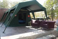 Warthogs Safari Camp فنادق في كاريبا