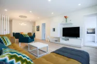Pajaro Residence by Rent4All Hotels near Baloiço do Barco
