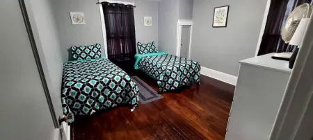 Comfortable 3 bedroom home with private parking! Отели в г. Запад Элмайра