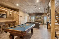 Treehouse Lodge 5 Bedroom Cabin by RedAwning