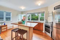 Sunny Grey Lynn Holiday Home - Bungalows