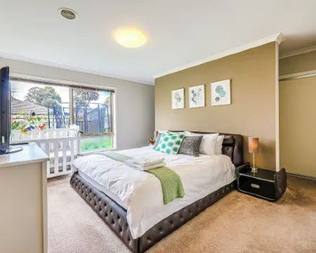 StayAU Spacious Stay Point Cook Hotels in Point Cook