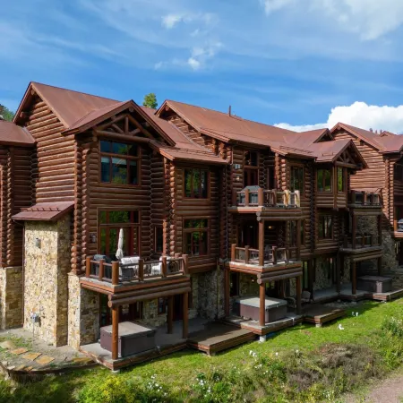 Townhome on the Creek 135 by AvantStay Ski in Ski Out Home w Hot Tub