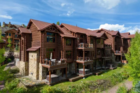 Townhome on the Creek 135 by AvantStay Ski in Ski Out Home w Hot Tub