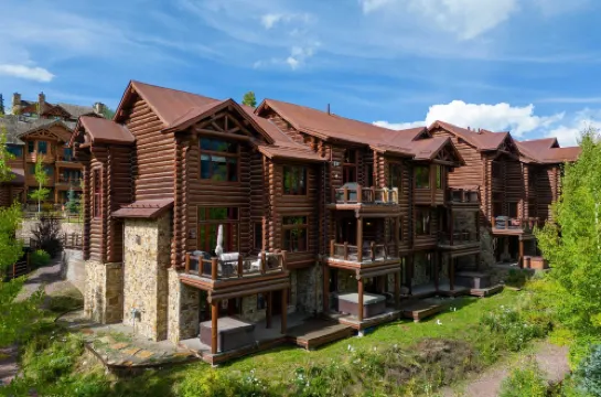 阿凡達住宿135號溪上聯排別墅 滑雪入/滑雪出的家配有熱水浴池