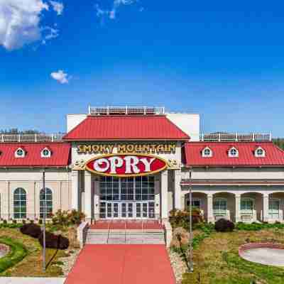Pigeon Forge I Hot tub I Theatre I Walk to Parkway Hotel Exterior