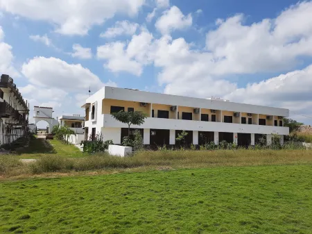 The Vijayam Resort Отели рядом с достопримечательностью «View Point at Temple Wall»