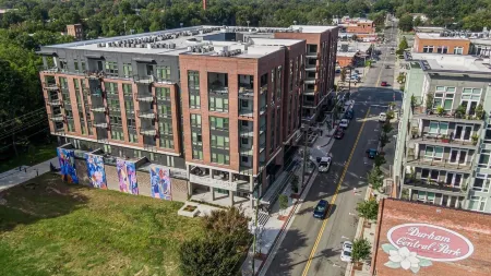 Landing Apartments Durham Отели рядом с достопримечательностью «Дарем Перформинг Артс Сентер»