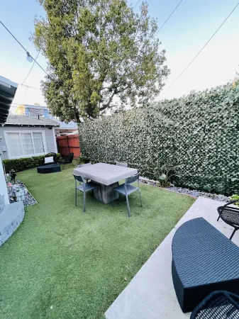 Venice Beach Bungalow 6 Blocks From Beach Отели в г. Венис