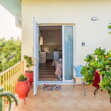 Summer Rose Garden Getaway - A Step to the Beach