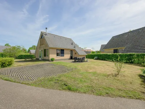 Bungalow in Sondel Near Slotermeer Lake Hotels in De Friese Meren