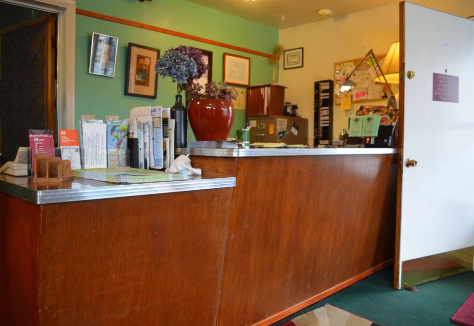 [마르코 폴로 모텔의 외관 및 주차 시설]