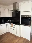 Modern 3 Bed Free Parking 10 Mins Walk to Station