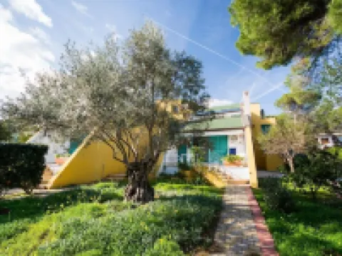 โฮลิเดย์ อพาร์ตเมนต์ วิลลา อัลบา โรงแรมในOrosei