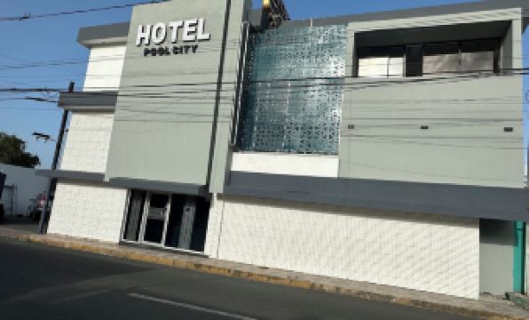 Hotel pool city