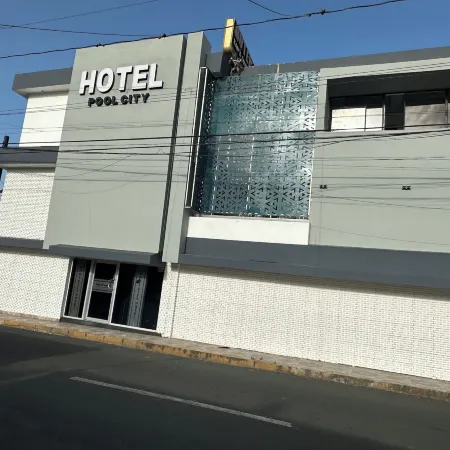 Hotel pool city