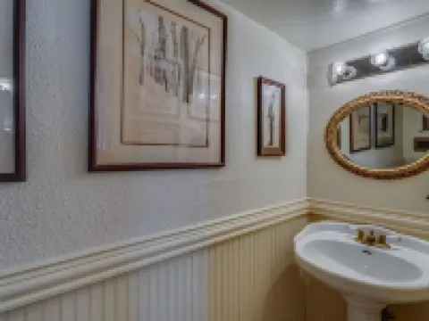 Four Winds Victorian Venue & Suites Hotels in Bonham