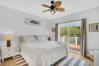 Private Pool and Relaxing Screened Porch Retreat - Charming Oasis