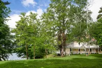 Lakehouse Inn Hotels in Lee