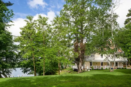 Lakehouse Inn Отели рядом с достопримечательностью «Государственный заповедник Октобер Маунтин»