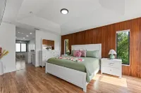 Naples Hidden Gem, pet friendly, king beds Hotels near Emilio Sanchez Academy Florida