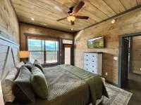 NEW Pool Cabin/Mountain Views/Hot Tub/Fire Pit/4 Arcades/Pool Table/Shuffleboard