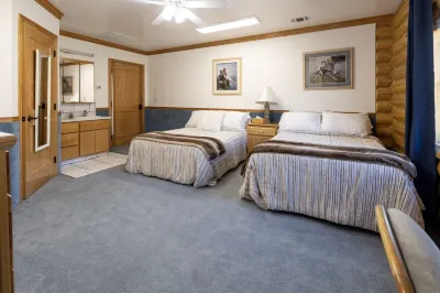 Hunters Lodge in Custer18+ guests - 8 bedrooms - 18 beds - 6 baths