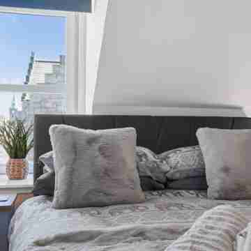 Caledonian Buildings 20 b, stylish city centre apartment.85-inch TV, king beds. Rooms