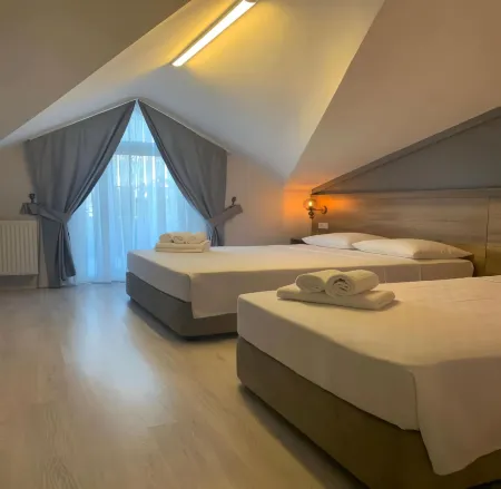 Rinascente Отели рядом с достопримечательностью «K O N S T A N T İ N V E E L E N A B U L G A R O R T O D O K K İ L İ S E T A R İ H İ E S E R»