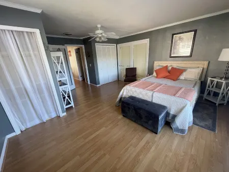 Charming 3-bedroom home on beautiful High Rock Lake with Private Boat Dock