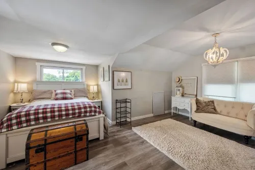 Charming! Remodeled 4-bedrm, 3 bath, less than 1 mile to Notre Dame. Super Clean