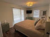 Charming 2-bedroom cottage near downtown Surfside Beach. Quick walk to the beach Hotels in Surfside Beach
