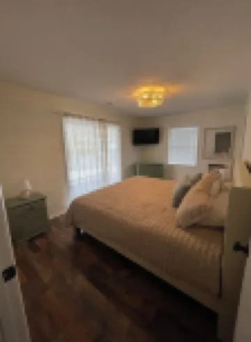 Charming 2-bedroom cottage near downtown Surfside Beach. Quick walk to the beach